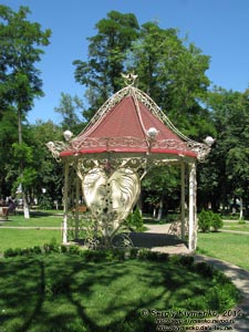 Киевская область, Борисполь. Фото. Городской парк культуры и отдыха. Беседка влюбленных.