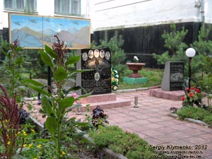 Винницкая область. Посёлок Браилов. Фото. «Браиловский парк». Памятник погибшим в Афганистана во дворе дворца.