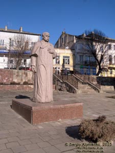 Подолье, Тернопольская область. Бучач. Фото. Памятник Тарасу Шевченко в центре Бучача на Майдане Воли у ратуши.