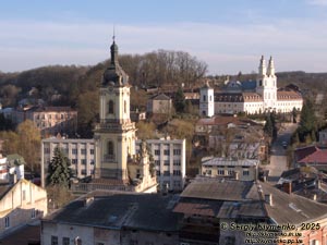 Подолье, Тернопольская область. Бучач. Фото. Вид сверху на Ратушу (1750-1751 годы) и Василианский монастырь с Крестовоздвиженской церковью (1765-1771 годы).
