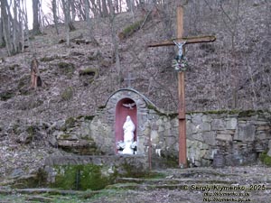 Подолье, Тернопольская область. Урочище Монастырок возле Бучача. Фото. Остатки древнего монастыря и источник на его дворе.