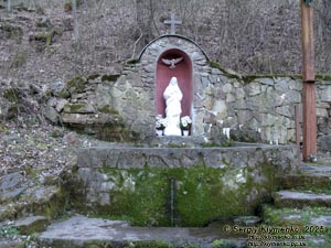 Подолье, Тернопольская область. Урочище Монастырок возле Бучача. Фото. Остатки древнего монастыря и источник на его дворе.