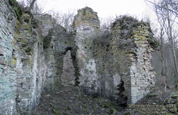 Подолье, Тернопольская область. Урочище Монастырок возле Бучача. Фото. Руины оборонной церкви Преображения Господня.