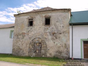 Хмельницкая область. Село Пановцы Каменец-Подольского района. Фото.
Строения бывшей кальвинистской академии, впоследствии - конюшен (48°37'21"N, 26°36'55"E). Вид с севера.