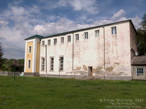 Хмельницкая область. Село Пановцы Каменец-Подольского района. Фото.
Здание бывшего доминиканского монастыря, ныне - дом культуры (48°37'21"N, 26°36'53"E). Вид с запада.