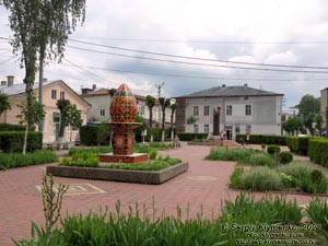 Черновицкая область. Город Вижница. Фото. Центр города – площадь Рынок, скульптура «Писанка».
