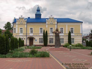 Черновицкая область. Город Вижница. Фото. Центр города – площадь Рынок, здание бывшей ратуши и памятник Лукьяну Кобылице.