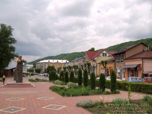 Черновицкая область. Город Вижница. Фото. Центр города – площадь Рынок, вид от здания бывшей ратуши.