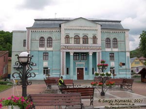 Черновицкая область. Город Вижница. Фото. Дом народного творчества и досуга (здание бывшей синагоги).