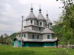Черновицкая область, Вижницкий район. Село Виженка. Фото. Церковь Святого Николая (1920-е годы) – деревянная, покрытая жестью (48°12'46"N, 25°10'52"E).