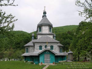 Черновицкая область, Вижницкий район. Село Виженка. Фото. Церковь Святого Николая (1920-е годы) – деревянная, покрытая жестью (48°12'46"N, 25°10'52"E).