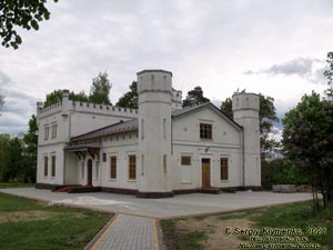 Черновицкая область, Черновицкий район. Село Буденец. Фото. Дворец Микули-Волчинских, XIX век (48°05'23"N, 25°38'30"E).