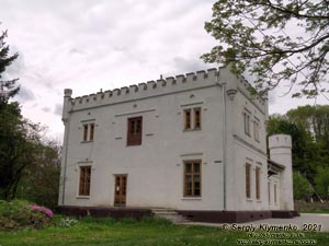 Черновицкая область, Черновицкий район. Село Буденец. Фото. Дворец Микули-Волчинских, XIX век (48°05'23"N, 25°38'30"E).