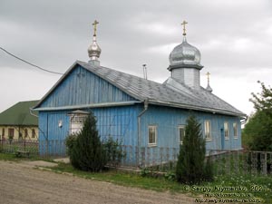 Черновицкая область, Черновицкий район. Село Белая Криница. Фото. Скромная деревянная церковь Святого Николая (возведена уже в годы Независимости) рядом с Космодемьянской церковью.