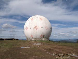 Черновицкая область, Вижницкий район. Гора Томнатик. Фото. На заброшенной бывшей базе советской ПВО «Памир» (47°45'51"N, 25°02'00"E).