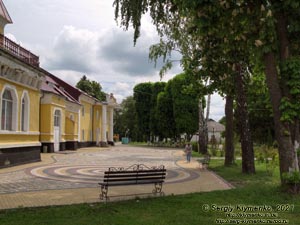 Хмельницкая область. Город Дунаевцы. Фото. Скврер перед бывшим дворцом Красинских (48°53'12"N, 26°51'00"E).