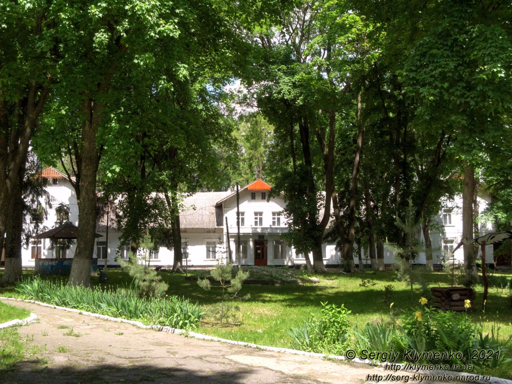 Хмельницкая область. Село Великий Жванчик. Фото. Бывшая усадьба и дворец Хелминских (48°45'41"N, 26°57'52"E).