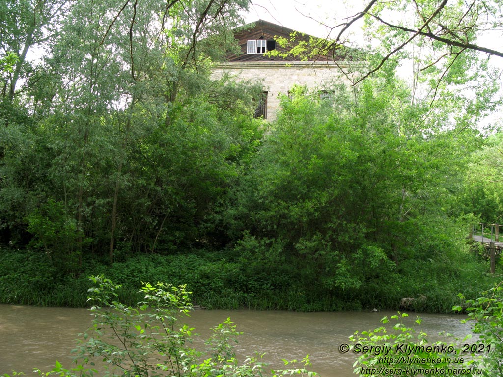 Хмельницкая область. Село Притуловка. Фото. Речка Ушица возле водяной мельницы XIX века (48°48'35"N, 27°05'50"E), построенная при Игнации Сцибор-Мархоцком.