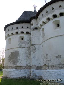 Хмельницкая область. Село Сутковцы. Фото. Свято-Покровская церковь-крепость (49°10'36"N, 26°55'55"E), 1476 год.