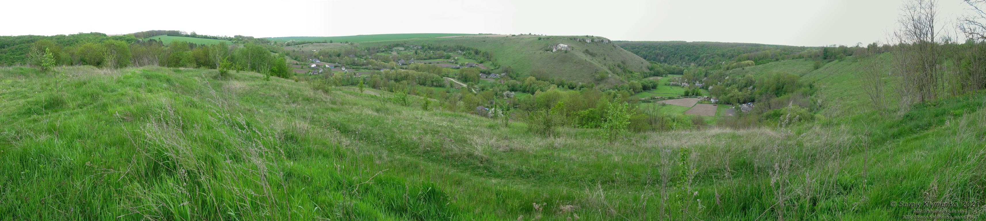 Хмельницкая область. Село Кривчик Дунаевецкого района. Фото. Вид на товтру «Грабина» (48°48'07"N, 26°49'54"E) и долину речки Тернава. Панорама ~180°.