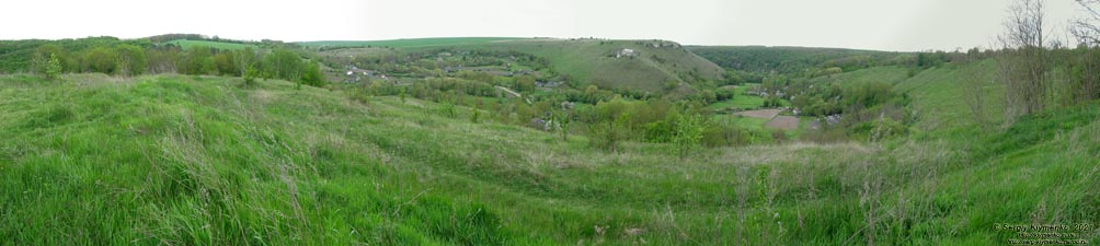 Хмельницкая область. Село Кривчик Дунаевецкого района. Фото. Вид на товтру «Грабина» (48°48'07"N, 26°49'54"E) и долину речки Тернава. Панорама ~180°.