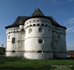 Хмельницкая область. Село Сутковцы. Фото. Свято-Покровская церковь-крепость (49°10'36"N, 26°55'55"E), 1476 год.