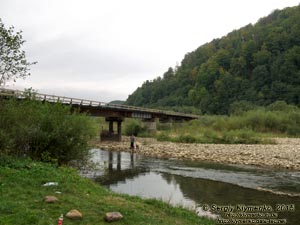 Ивано-Франковская область, посёлок городского типа Выгода. Фото. Железнодорожный мост над речкой Свича (48°56'05"N, 23°54'35"E).