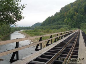 Ивано-Франковская область, посёлок городского типа Выгода. Фото. Железнодорожный мост над речкой Свича (48°56'05"N, 23°54'35"E).