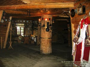 Карпаты. Фото. Инфраструктура возле Географического Центра Европы. Внутри колыбы-музея.