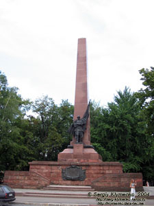 Черновцы. Монумент Победы (Соборная плошадь).
