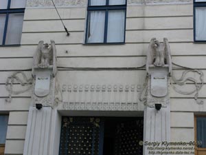 Черновцы. Фрагмент здания по адресу пл. Центральная, 10.