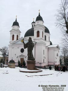 Черновцы. Памятник первому Буковинскому митрополиту Митрополиту Евгению (Гакману) перед Кафедральным собором Сошествия Святого Духа.
