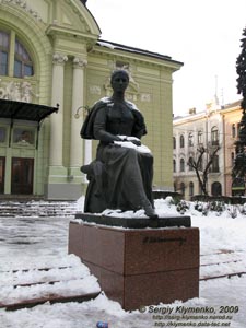 Черновцы. Памятник Ольге Кобылянской перед Музыкально-Драматическим театром им. Ольги Кобылянской.