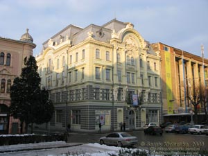 Черновцы. На Театральной площади.