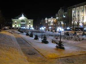 Черновцы. Театральная площадь ночью.