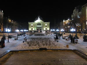 Черновцы. Театральная площадь ночью.