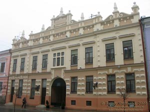 Черновцы. Фото. На улице Ольги Кобылянской, дом № 36. Помещение бывшего Польского Народного Дома.