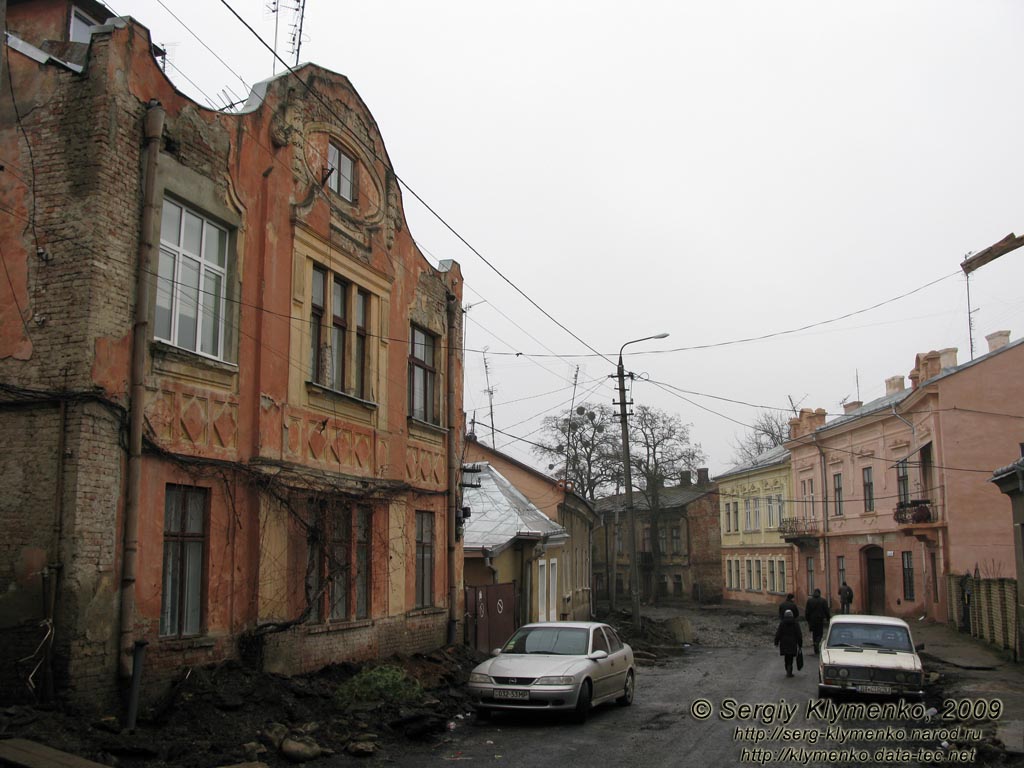 Черновцы. На улице Анри Барбюса.