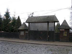 Черновцы. Деревянная церковь Святого Николая, памятник архитектуры, 1607 год (ул. Петра Сагайдачного, 89).
