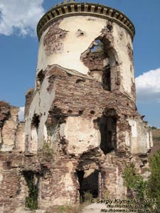 Тернопольская область, возле села Нырков. Фото. Червоногородский замок (48°48'15"N, 25°35'48"E), северная башня, вид снаружи.