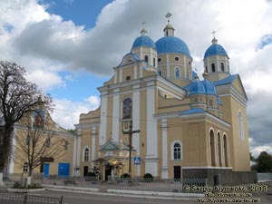 Львовская область, Червоноград. Фото. Бывший бернардинский костел Сошествия Святого Духа (1692-1704).
Ныне - Собор святого равноапостольного князя Владимира, УПЦ КП.