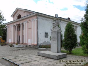 Львовская область, Червоноград. Фото. Бывший кинотеатр «40-летия Октября» (ул. Хмельницкого, 17) и памятник Василию Бобинскому (1898-1938).
