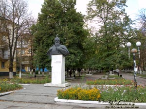 Львовская область, Червоноград. Фото. Памятник Михаилу Сергеевичу Грушевскому (1866-1934) на бульваре Грушевского.