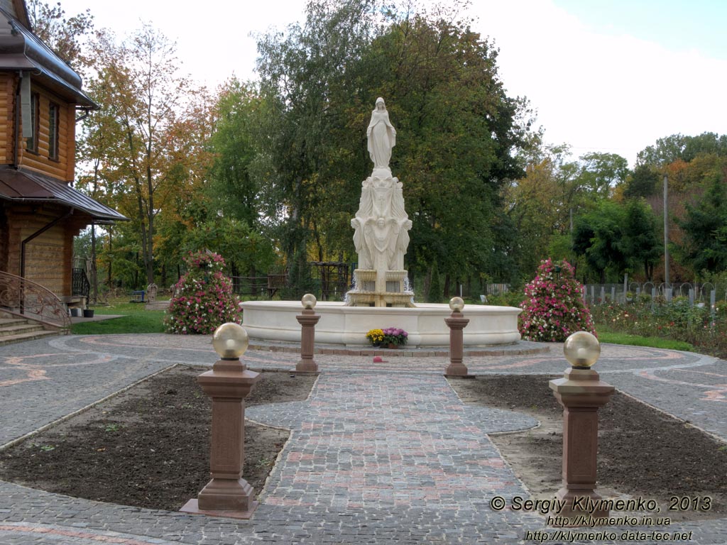Львовская область, Червоноград. Фото. Скульптура Богородицы возле церкви Пресвятой Богородицы - владычицы Украины (ул. Победы).
