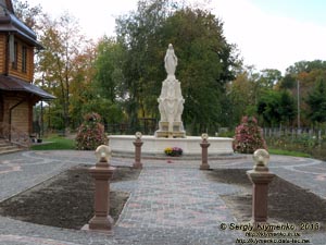 Львовская область, Червоноград. Фото. Скульптура Богородицы возле церкви Пресвятой Богородицы - владычицы Украины (ул. Победы).