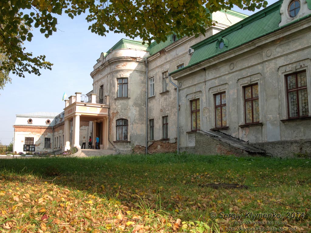 Львовская область, Червоноград. Фото. Бывший дворец Потоцких (1756-1762 годы). Главный (западный) фасад дворца.
