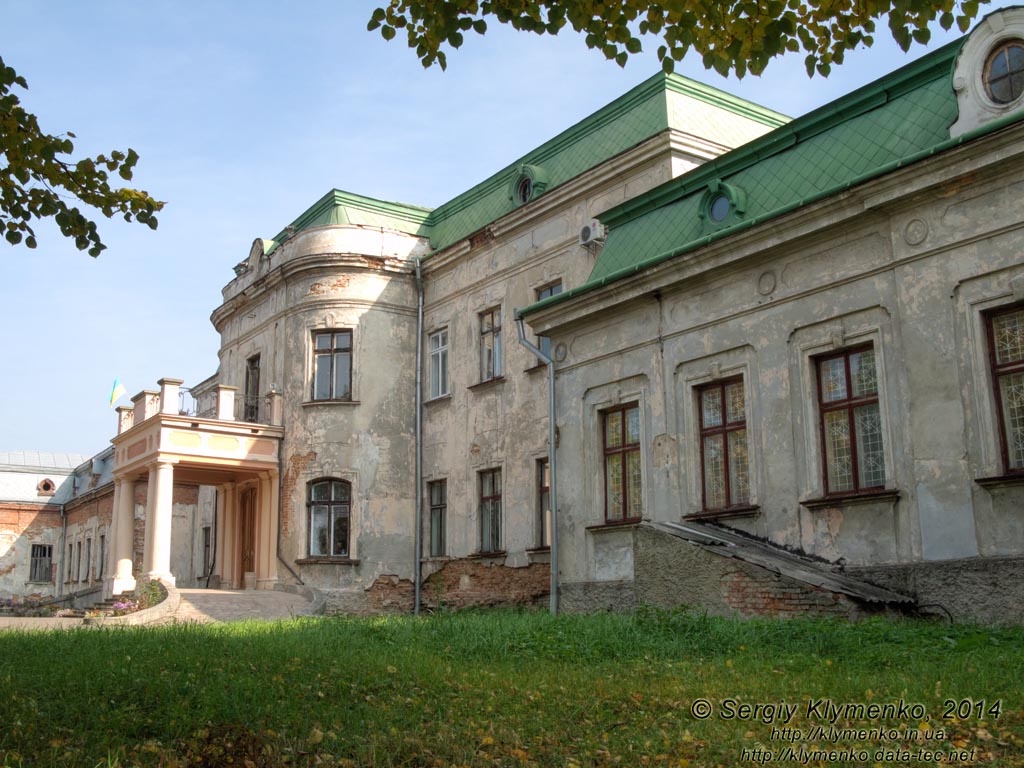 Львовская область, Червоноград. Фото. Бывший дворец Потоцких (1756-1762 годы). Главный (западный) фасад дворца.