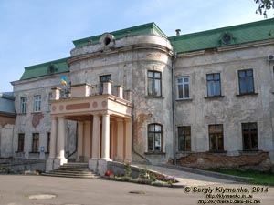 Львовская область, Червоноград. Фото. Бывший дворец Потоцких (1756-1762 годы). Главный (западный) фасад дворца.
