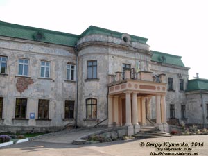 Львовская область, Червоноград. Фото. Бывший дворец Потоцких (1756-1762 годы). Главный (западный) фасад дворца.