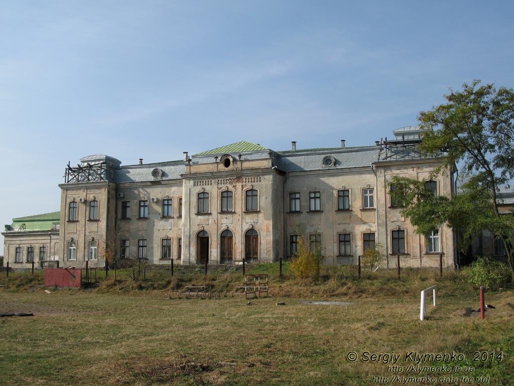 Львовская область, Червоноград. Фото. Бывший дворец Потоцких (1756-1762 годы). Парковный (восточный) фасад дворца.